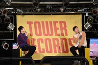 ライトの数を数えるロングコートダディ。