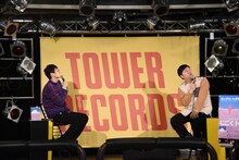 ライトの数を数えるロングコートダディ。