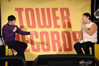 マウントを取り合うロングコートダディ。