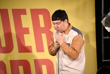 音楽通がタワーレコードの試聴機を使っているさまを再現するロングコートダディ兎。