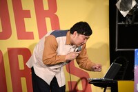 “デカパソコン“で視聴者のコメントをチェックするロングコートダディ兎。