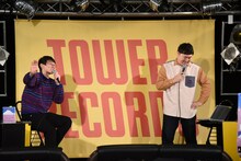 “デカパソコン“に椅子を奪われたロングコートダディ兎（右）。