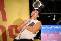 大笑いするロングコートダディ兎。