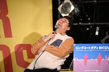 大笑いするロングコートダディ兎。