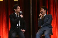 柳楽優弥（左）と大泉洋（右）。