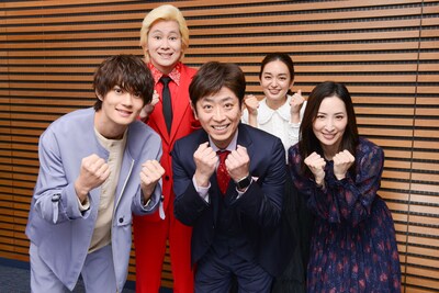 「じわじわくる映像アワード2021」の出演者たち。(c)日本テレビ