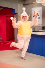 チョコレートプラネット松尾扮する笑いの妖精・ワロティ。