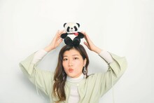 「steady.」2022年1月号（宝島社）より、ヒコロヒー。