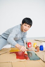 ダンボールに絵を描くもう中学生。