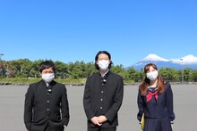 左から霜降り明星、宮崎玲衣アナウンサー。