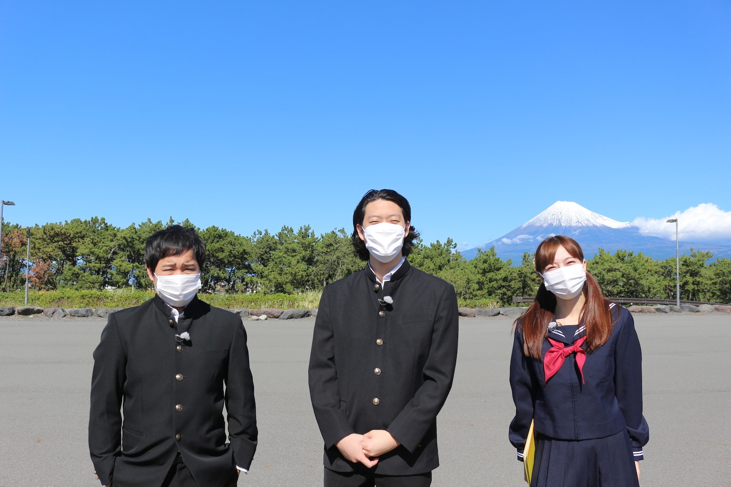 左から霜降り明星、宮崎玲衣アナウンサー。