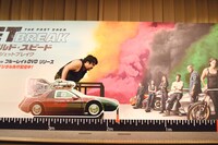 台車に乗り込み風船目がけて進んでいく空気階段もぐら。