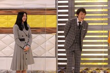 富田鈴花と千原ジュニア。(c)関西テレビ