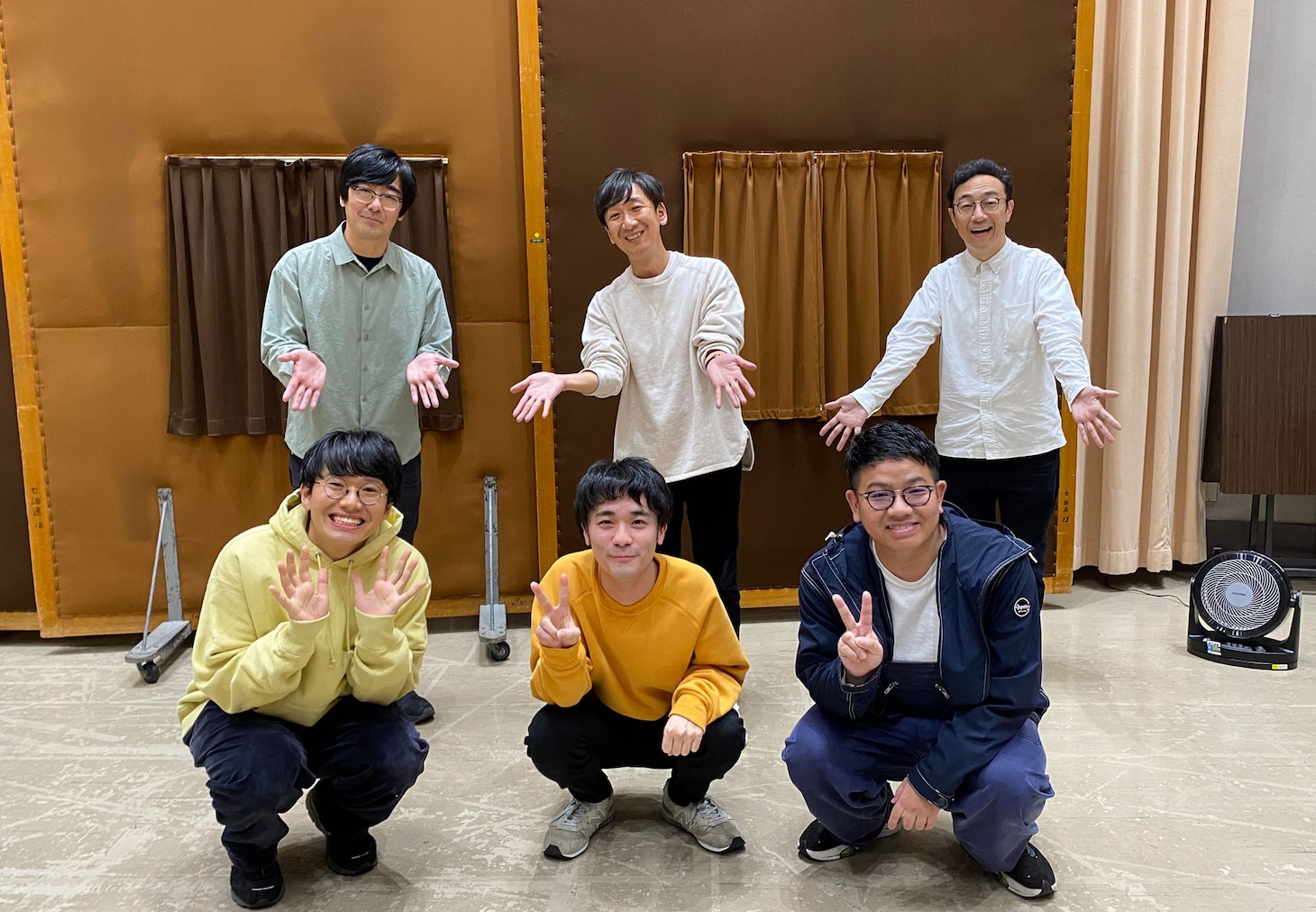 前列に座るのがゲストのミキと、コント作者の蓮見翔（中央）。