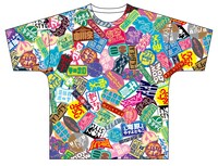 「DAIBAKUSHOW 2021」オリジナルグッズの「欲張りさんの総柄ロゴTシャツ」。