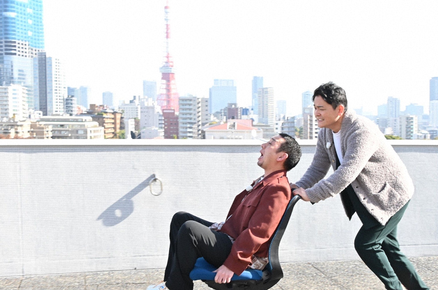 「テレビ千鳥」で千鳥・大悟（左）がVRでのジェットコースター体験に備え、相方ノブ（右）を巻き込んでテレビ朝日の屋上を走るワンシーン。(c)テレビ朝日
