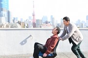 「テレビ千鳥」で千鳥・大悟(左)がVRでのジェットコースター体験に備え、相方ノブ(右)を巻き込んでテレビ朝日の屋上を走るワンシーン。(c)テレビ朝日