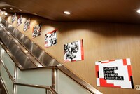 「M-1グランプリ2021」広告が掲出された都営地下鉄六本木駅の様子。