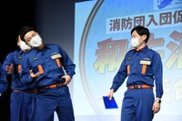 消火するポーズのボケを繰り出す和牛・水田（左）。