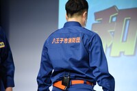 八王子市消防団のユニホームを借りて着用。