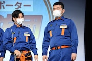 1人だけ(消防団を)“やってる感”が出ているすゑひろがりず三島(右)。