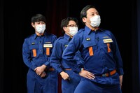 ふかわりょうスタイルで身を乗り出してしゃべるインディアンス田渕と、それに隠されてしまうオズワルド。