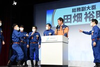 ボケる田畑裕明総務省副大臣に放水してみせる和牛・水田。