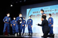 進行スタッフをさっそく消防団に誘う和牛の2人。