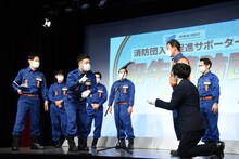 進行スタッフをさっそく消防団に誘う和牛の2人。