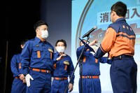 任命状交付の場面でBGMに合わせてバイオリンを弾く演技をするインディアンス田渕。これにより仕切り直しに。