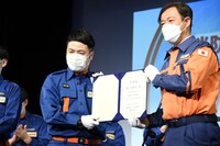 任命状を受け取り、キリッとした表情を見せる和牛・水田（左。