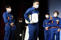 任命状を独り占めする和牛・水田。