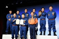 総務省副大臣の田畑裕明を交えたフォトセッションの様子。