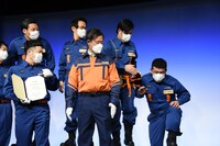 フォトセッション後、1人でわたわたするすゑひろがりず三島（右端）。