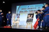 ポスターをお披露目した場面。