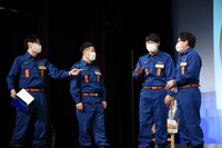 危険なことを言い出し和牛・川西に退団を言い渡されるオズワルド畠中（左から3人目）。