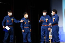 危険なことを言い出し和牛・川西に退団を言い渡されるオズワルド畠中（左から3人目）。