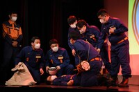 ケガした人（インディアンスきむ）を担架で運ぶ実技テストの様子。各々が思う「安心する言葉」をかけて励ます。