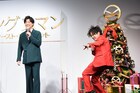 ぺこぱサンタが小澤征悦＆梶裕貴に「キングスマン」アイテム贈呈