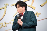 小澤征悦と見つめ合い、照れて「アインシュタイン！」と舌を出すぺこぱシュウペイ。