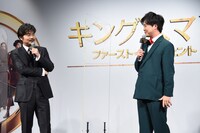 小澤征悦と見つめ合うぺこぱシュウペイ。