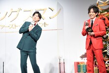 シンキングタイムの音楽に合わせて動くぺこぱシュウペイ（左）。