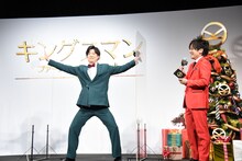 シンキングタイムの音楽に合わせて動くぺこぱシュウペイ（左）と、それを見逃さないぺこぱ松陰寺（右）。