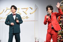 報道陣に質問を投げかけるぺこぱ。