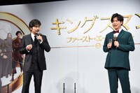 ぺこぱシュウペイの表情からクイズの正解を読み解こうとするも、「全然わかんない」と小澤征悦（左）。