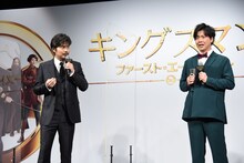 ぺこぱシュウペイの表情からクイズの正解を読み解こうとするも、「全然わかんない」と小澤征悦（左）。