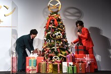 プレゼントで何かボケられないか探るぺこぱシュウペイ（左）と、その様子が確認できず下手に動けないでいるぺこぱ松陰寺（右）。