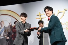 梶裕貴にプレゼントを渡すぺこぱシュウペイ（右）。