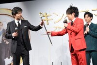 小澤征悦にプレゼントを渡すぺこぱ松陰寺。