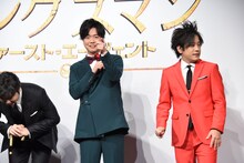 退場時、カメラに視線をくれるぺこぱシュウペイ（中央）。